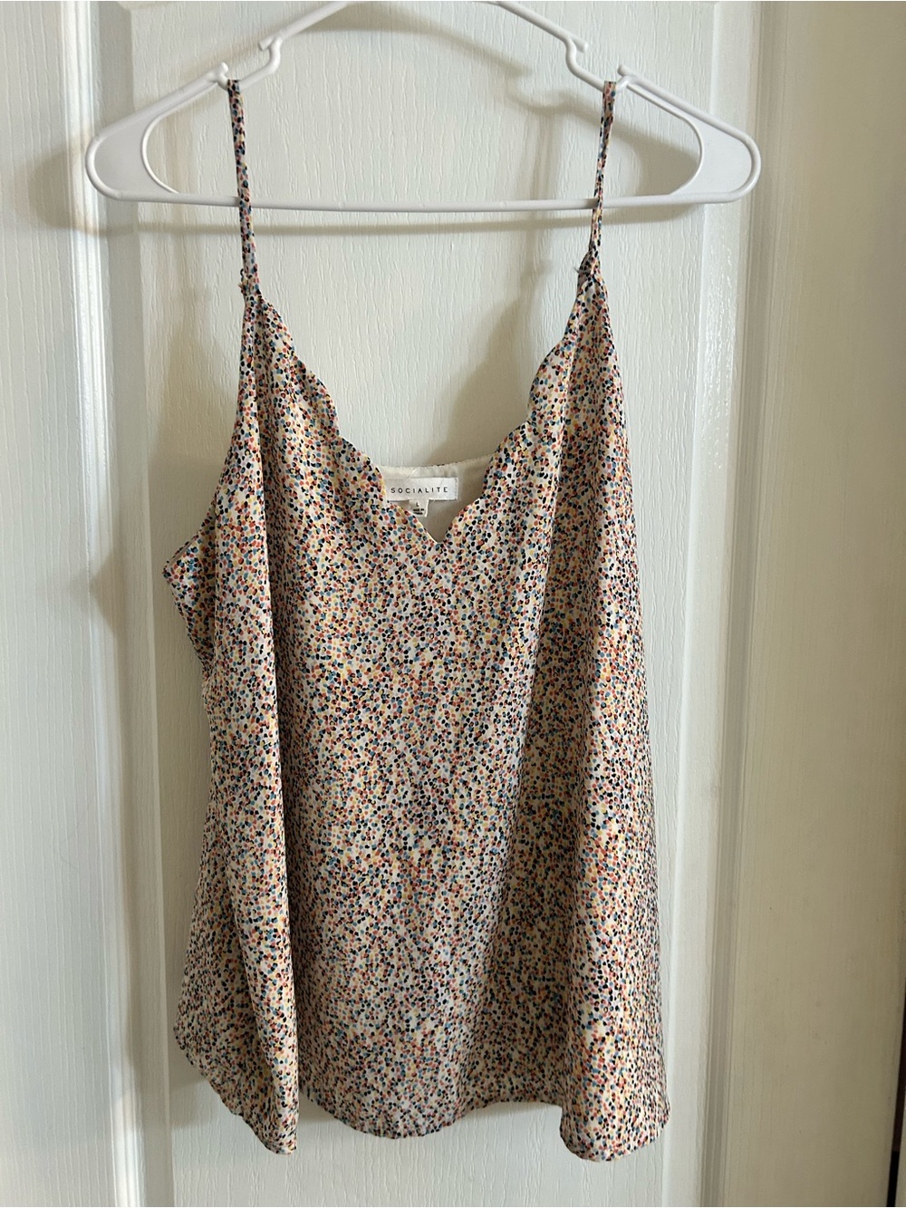 Socialite Scalloped V-Neck Floral Cami Tank - Multicolor - size large